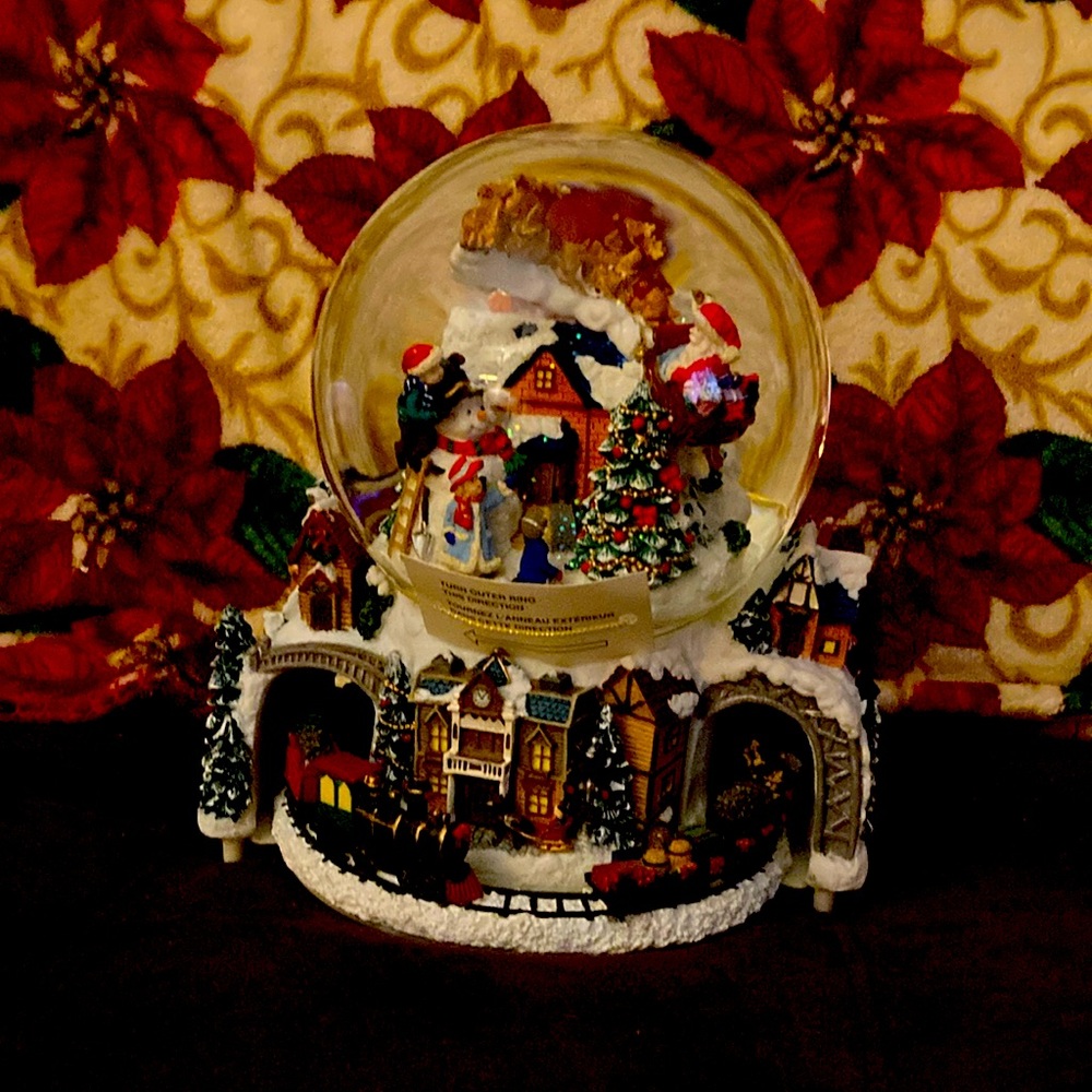 Musical Water Globe. Base revolves and plays 'Here Comes Santa Clause'